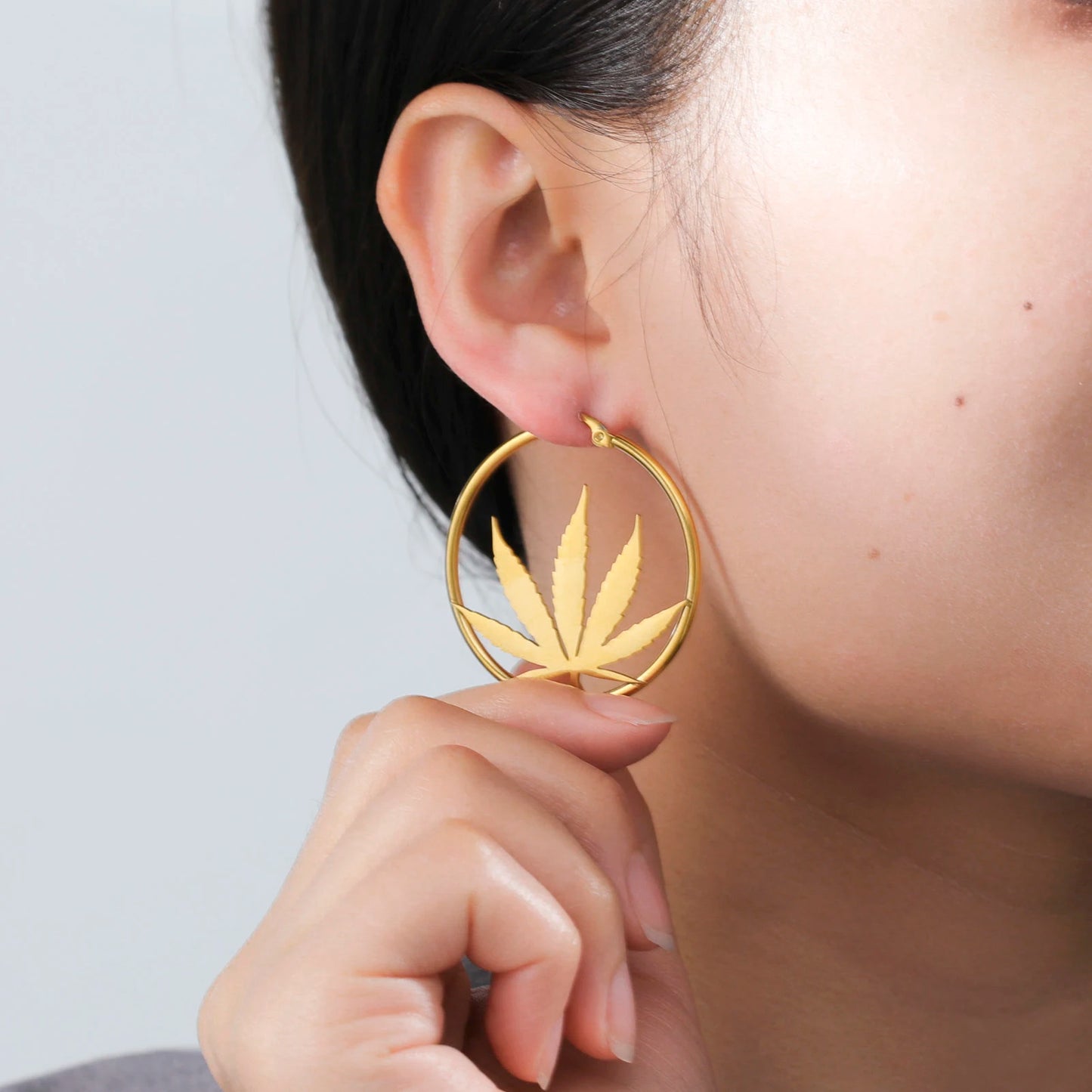 Cazador Marijuana Maple Leaf Hoop Earrings for Women Stainless Steel Drop Earrings Birthday Jewelry Gift 2025 Trending Wholesale